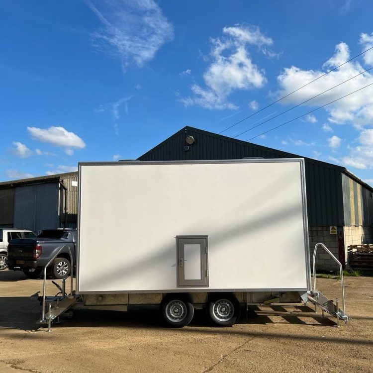 Side view of 2+2 Honeywagon
